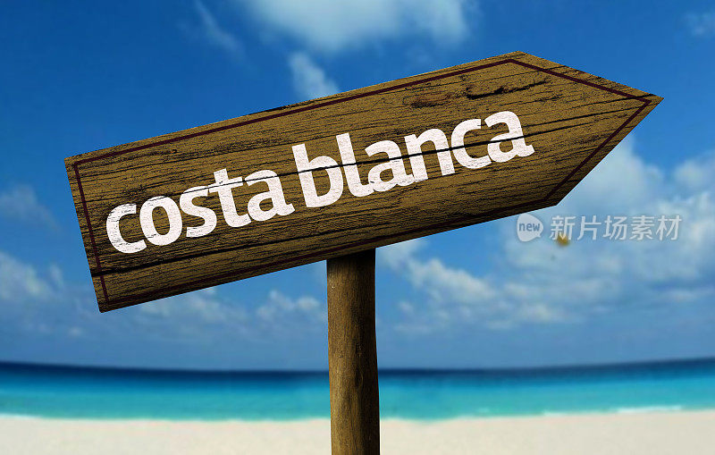 海滩上的Costa Blanca木制标志